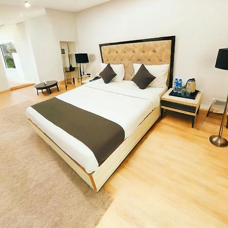 Отель The Almora Residency - Complimentary Airport Trasnfer Нью-Дели Экстерьер фото