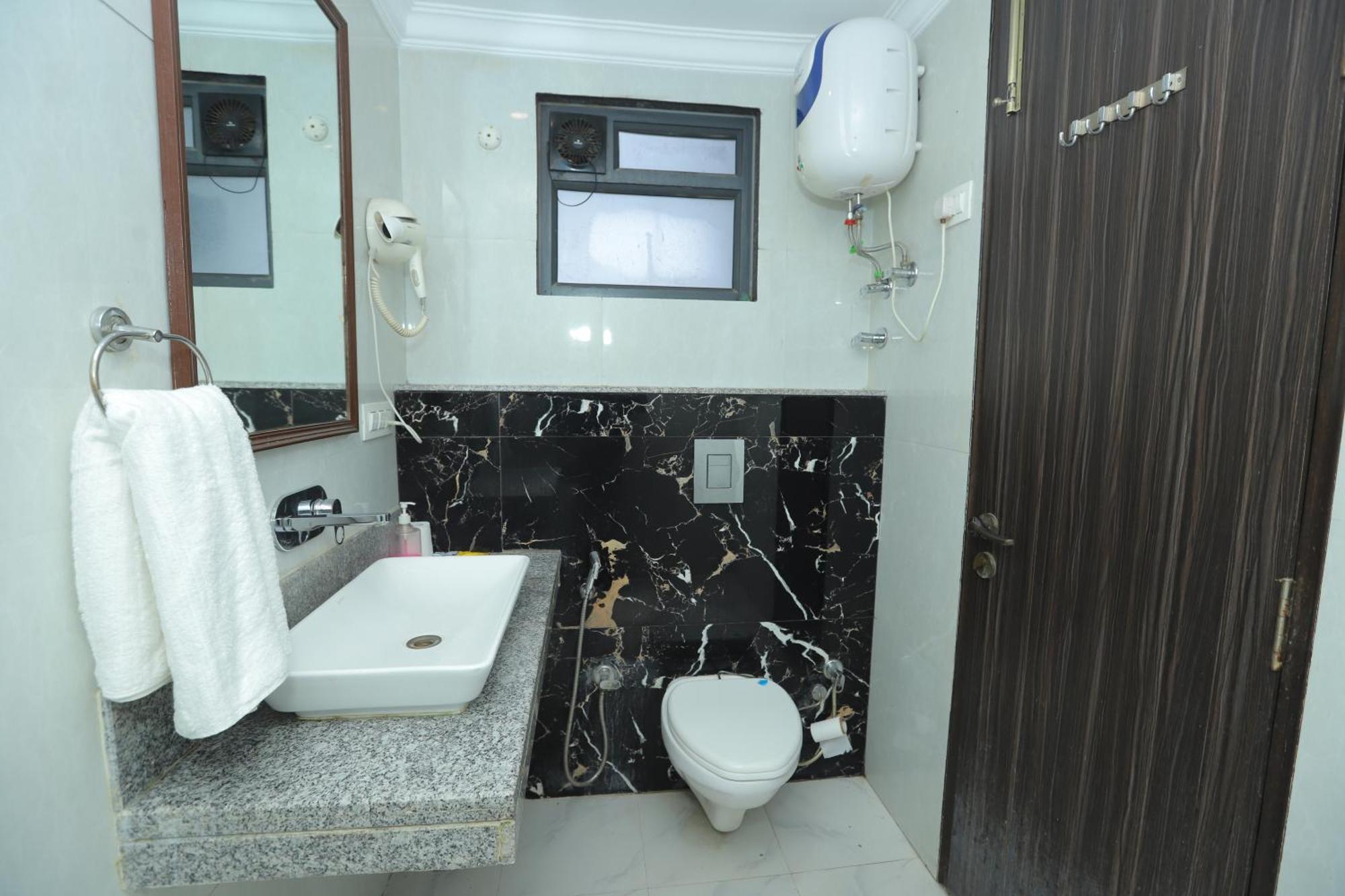 Отель The Almora Residency - Complimentary Airport Trasnfer Нью-Дели Экстерьер фото