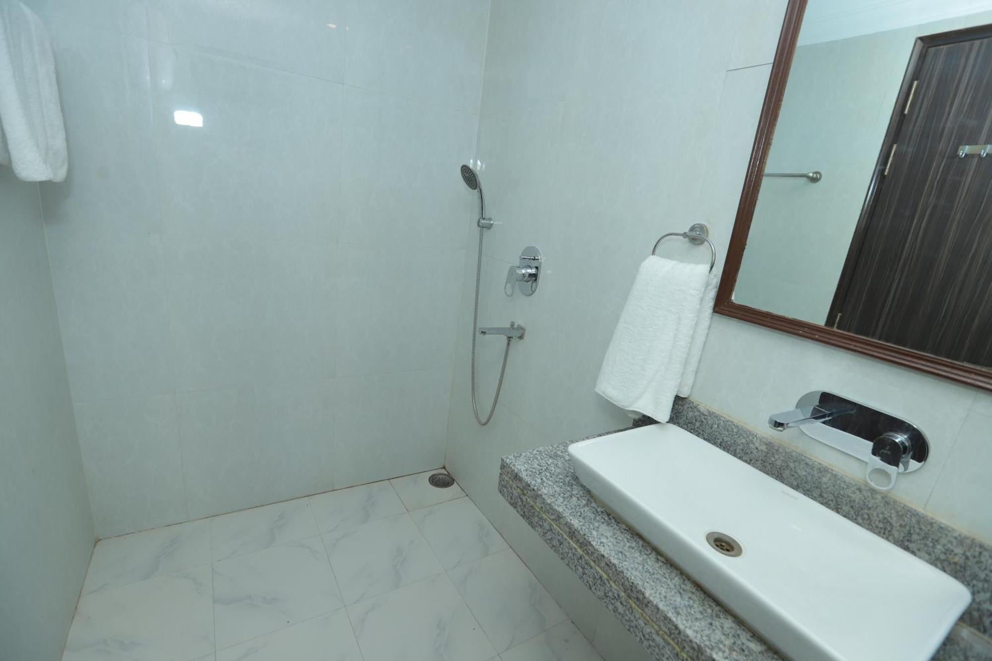 Отель The Almora Residency - Complimentary Airport Trasnfer Нью-Дели Экстерьер фото