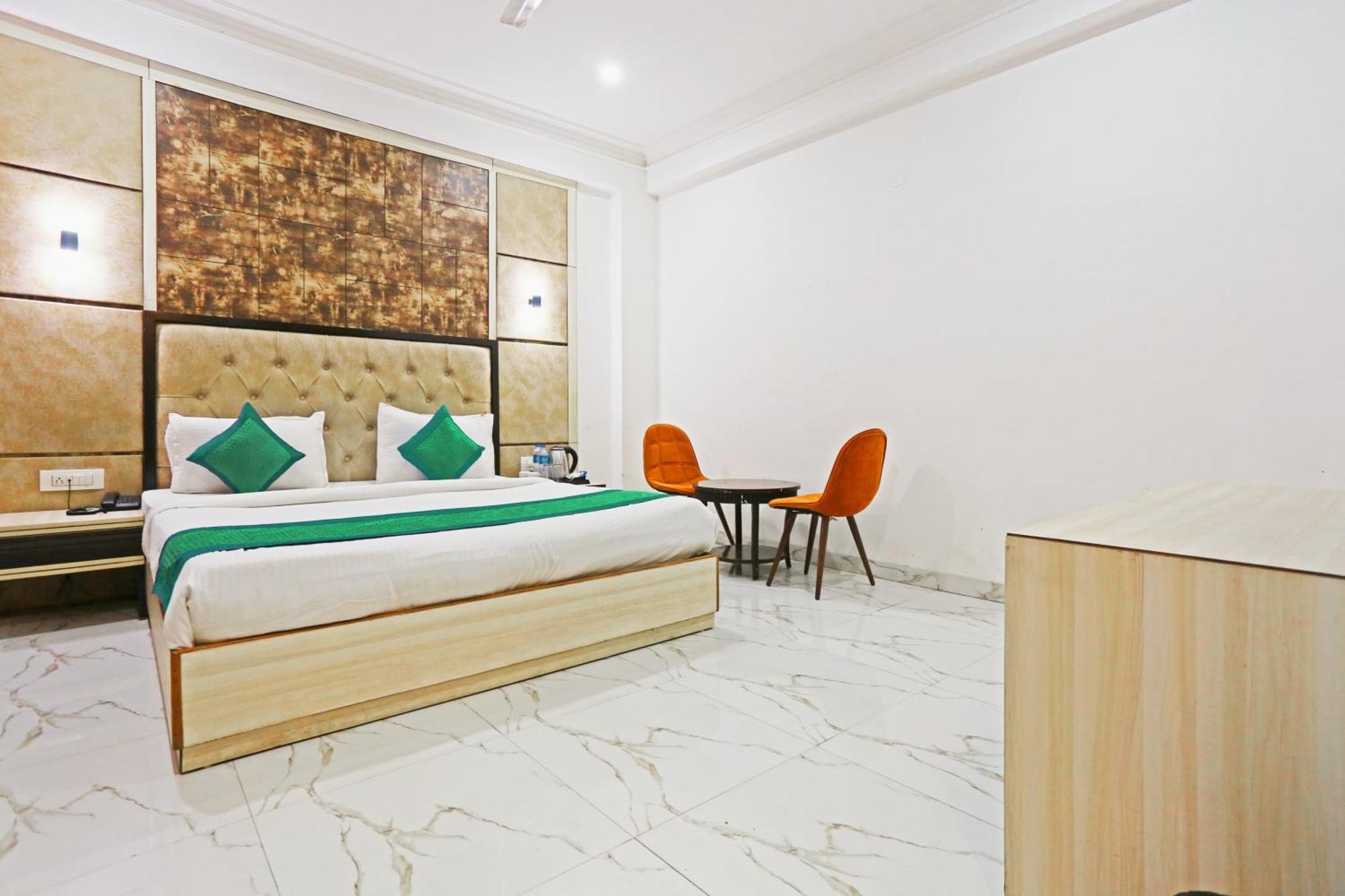 Отель The Almora Residency - Complimentary Airport Trasnfer Нью-Дели Экстерьер фото