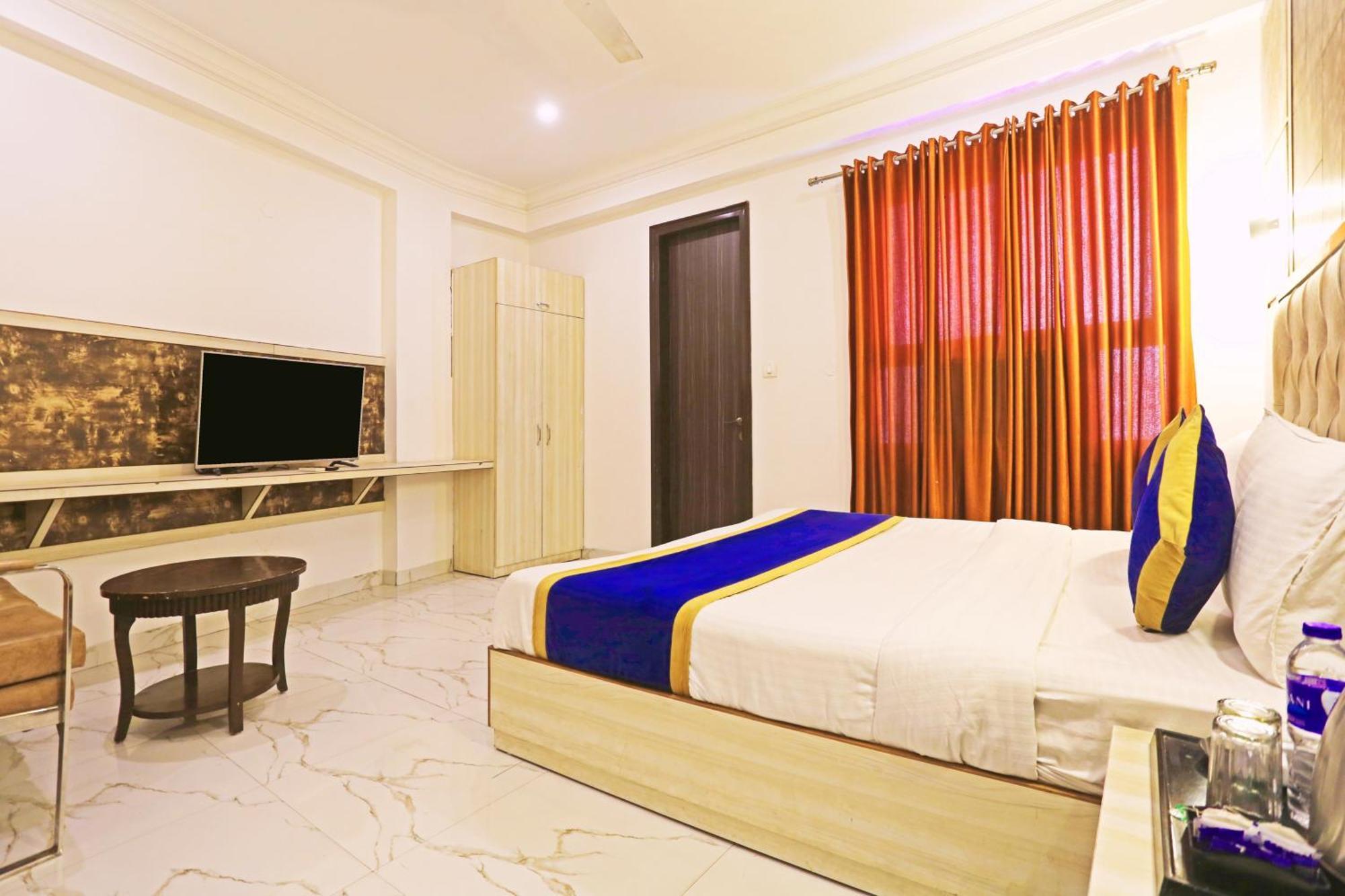 Отель The Almora Residency - Complimentary Airport Trasnfer Нью-Дели Экстерьер фото