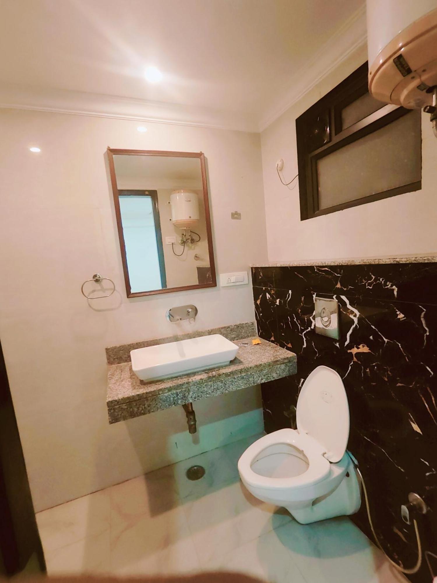 Отель The Almora Residency - Complimentary Airport Trasnfer Нью-Дели Экстерьер фото