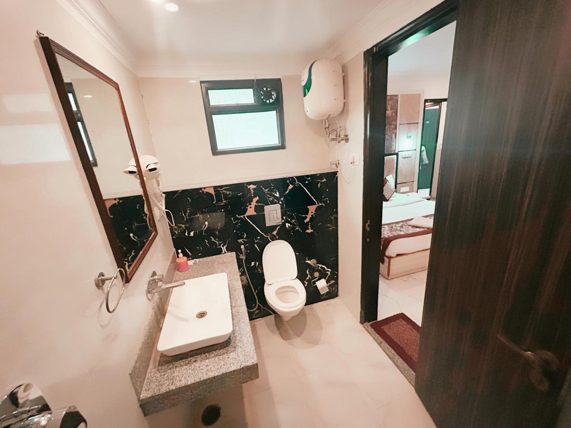 Отель The Almora Residency - Complimentary Airport Trasnfer Нью-Дели Экстерьер фото