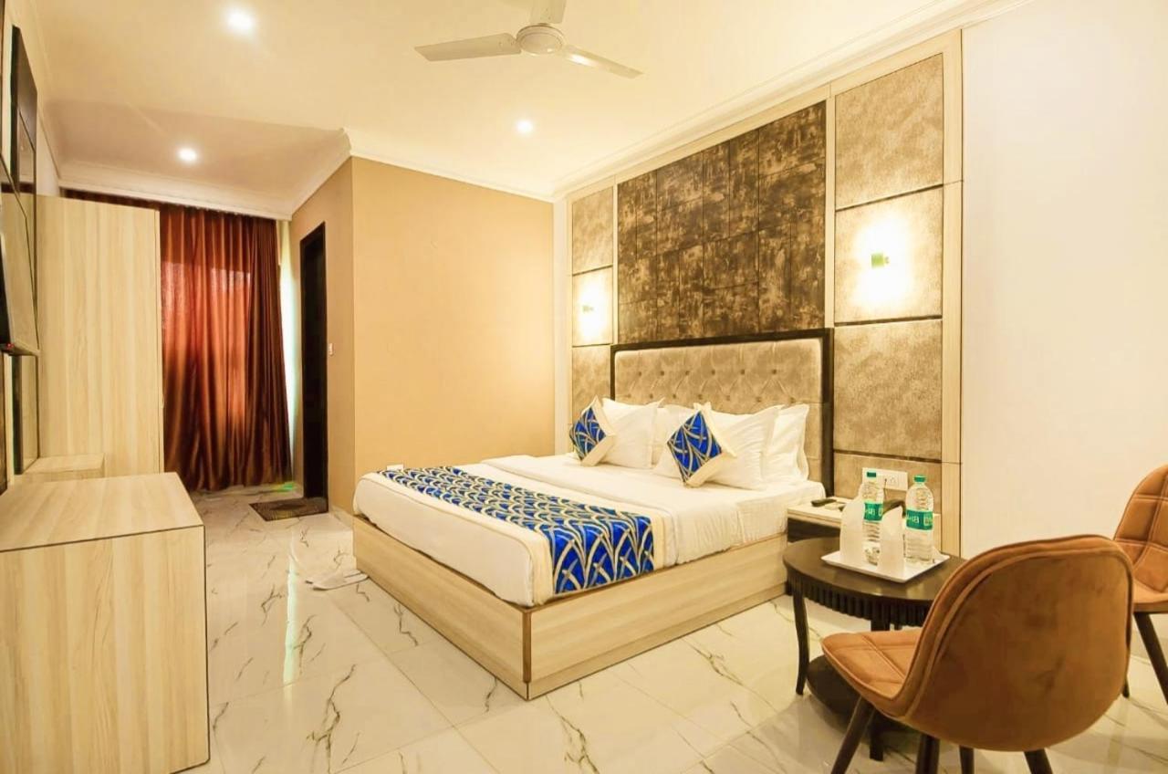 Отель The Almora Residency - Complimentary Airport Trasnfer Нью-Дели Экстерьер фото